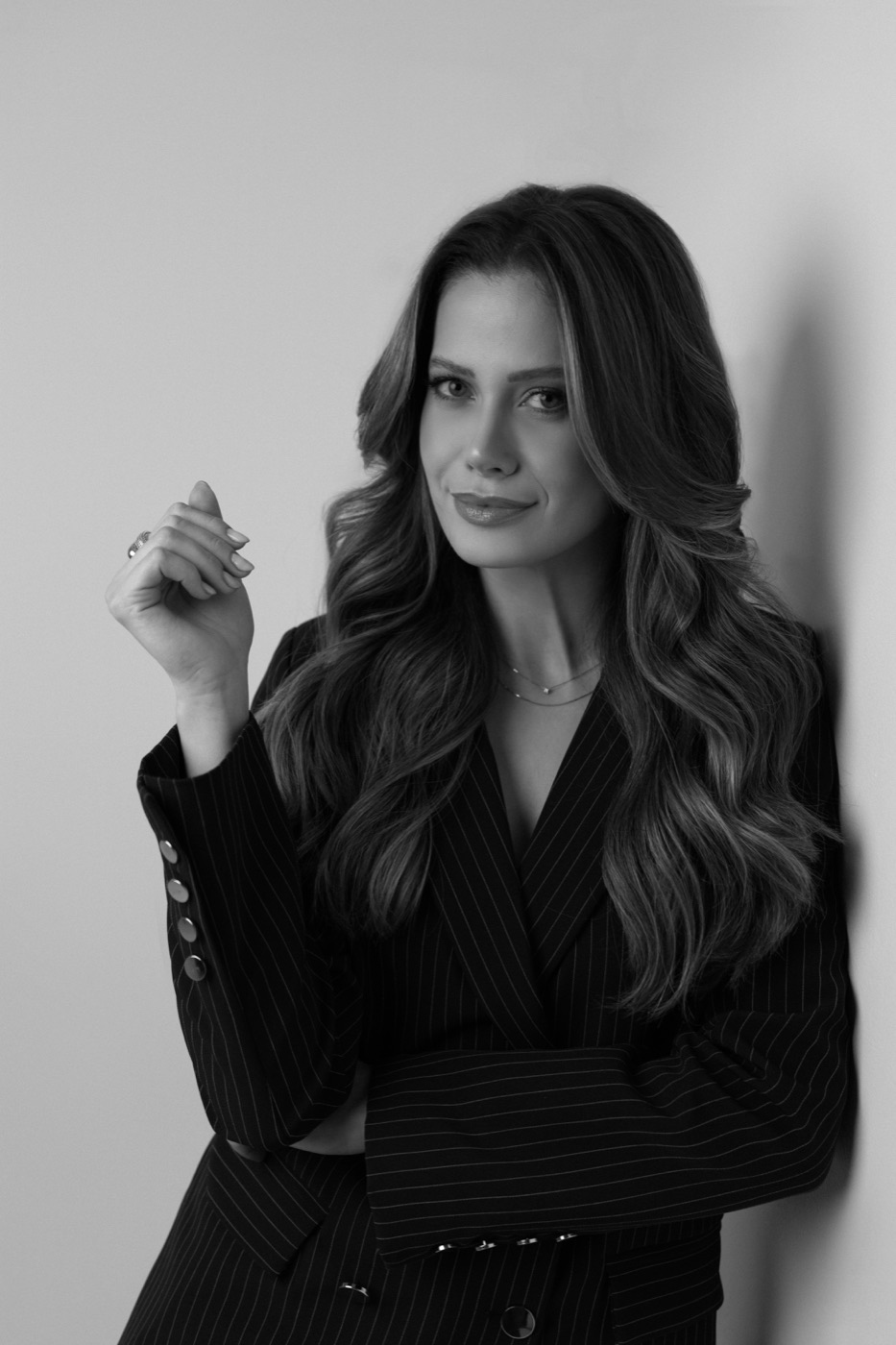 Retrato em preto e branco da Dra. Luana Filus Mallmann